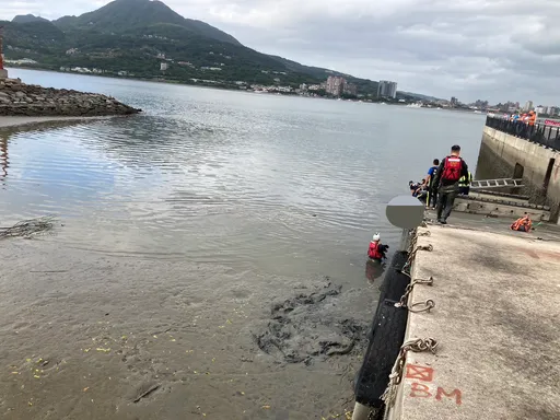 新北女深夜掉落淡水河　今晨捷運站河岸邊尋獲冰冷遺體