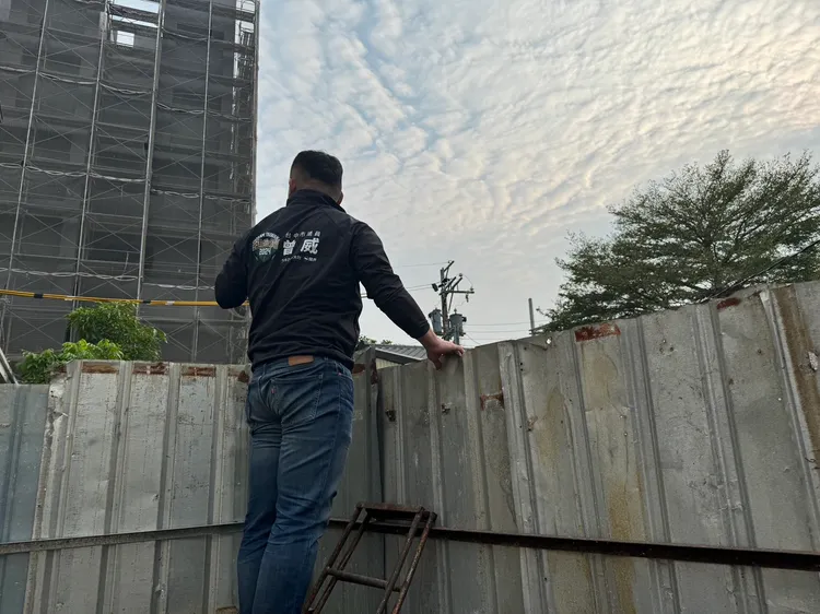 建商築起鐵皮圍籬，導致楊姓老夫妻無法出入。林靜儀服務處提供