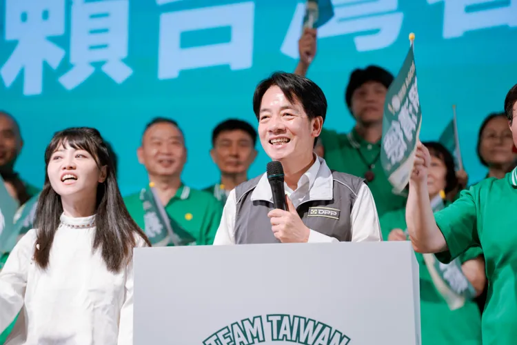 高嘉瑜（左）全程站在賴清德旁邊。賴清德競辦提供