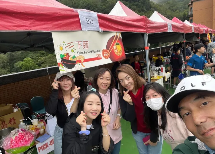 陶晶瑩夫妻為兒校慶炒泡麵站3小時，「老師不讓走」結局超驚喜。翻攝陶晶瑩IG