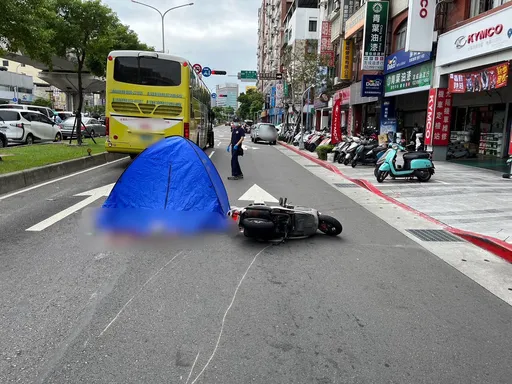 新北機車擦撞公車後倒地 悚!男騎士遭捲車底爆頭亡