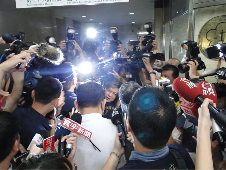 波蘭部落客MACIEJ SUSKA拍下NONO到北檢應訊的混亂場面。翻攝部落格MACIEJ SUSKA