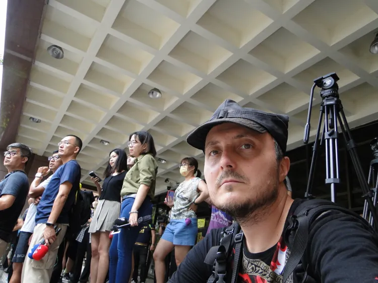 波蘭部落客MACIEJ SUSKA在北檢前等候NONO應訊。翻攝部落格MACIEJ SUSKA