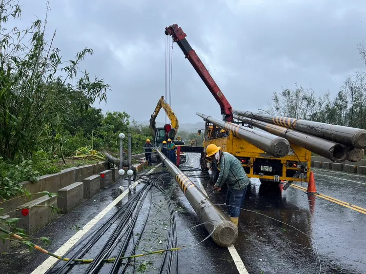 台電人員冒風雨搶修。台電屏東區處提供