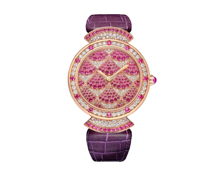 Divas' Dream Mosaic馬賽克珠寶腕錶粉紅剛玉款，37mm，玫瑰金錶殼，雪花鑲嵌扇形錶面，紫色鱷魚皮錶帶，Calibre BVL 191機械自動上鍊機芯，防水深度30公尺。品牌提供