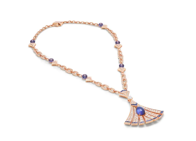 Divas' Dream頂級坦桑石、藍寶石與鑽石項鍊，鑲嵌1顆蛋面切割坦桑石（重約4.97克拉）、6顆坦桑石圓珠（總重約7.82克拉）。品牌提供