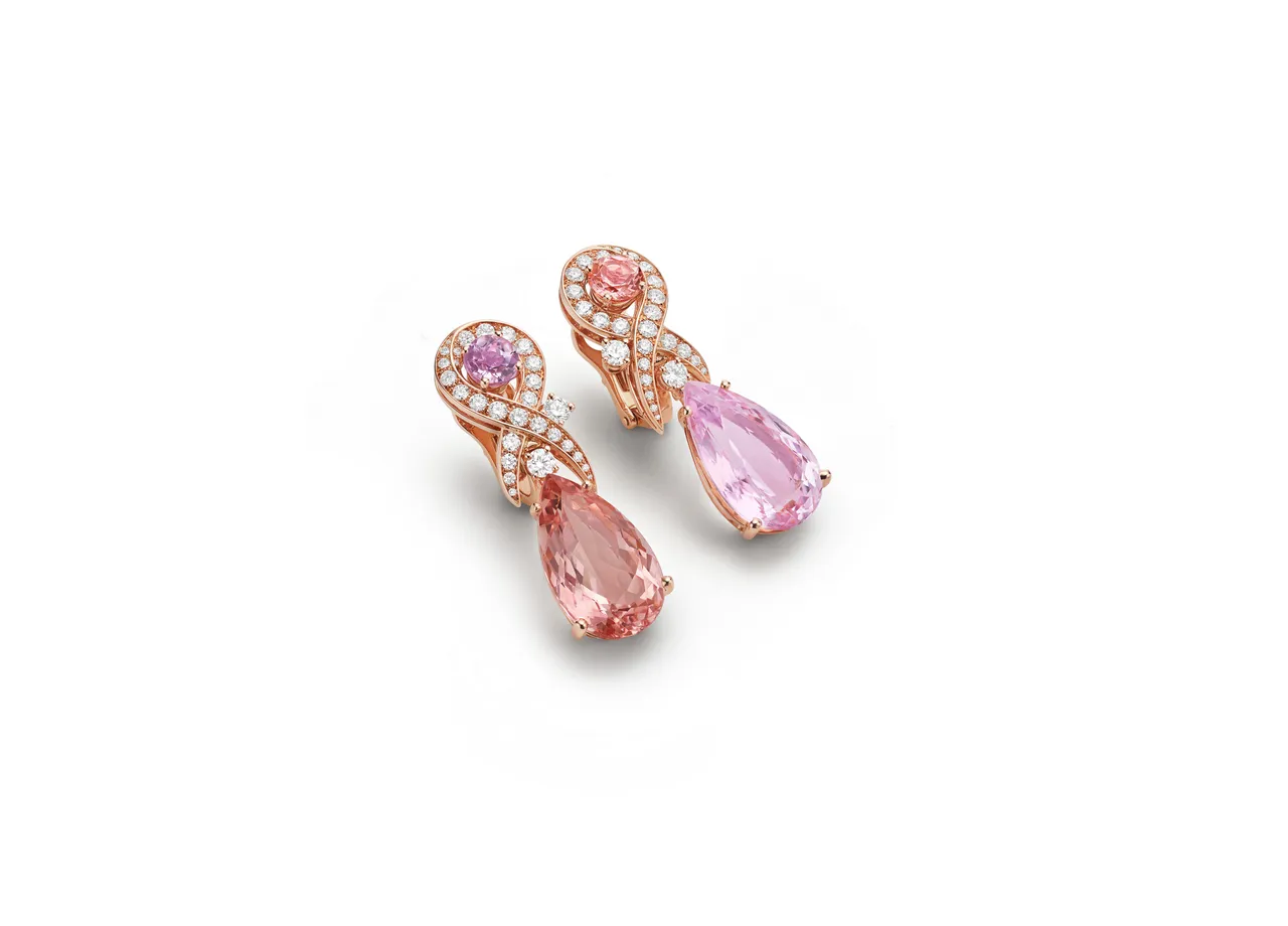 頂級紫鋰輝石、摩根石與鑽石耳環，鑲嵌2顆梨形切割紫鋰輝石（總重約12.31克拉）、2顆梨形切割摩根石（總重約10.50克拉）。品牌提供