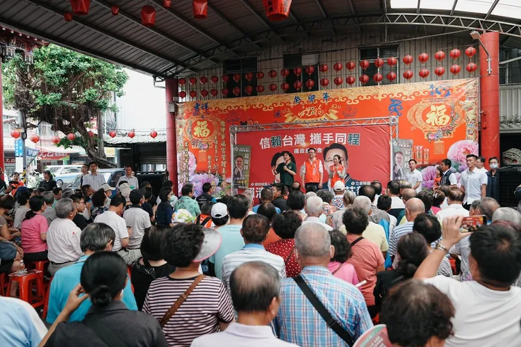 賴清德在廟口開講。賴清德競辦提供