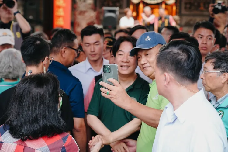 賴清德與民眾合影。賴清德競辦提供