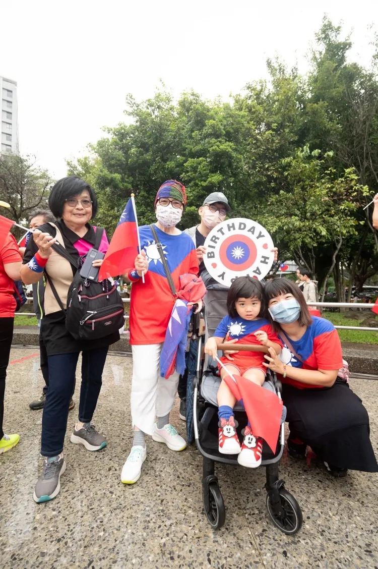 林口民眾一家大小前來參加國慶升旗典禮，身穿國旗裝相當吸睛。服務處提供