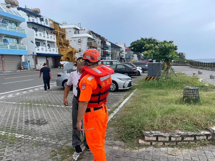 小犬颱風逼近，海巡勸離民眾離開海岸管制區。翻攝畫面