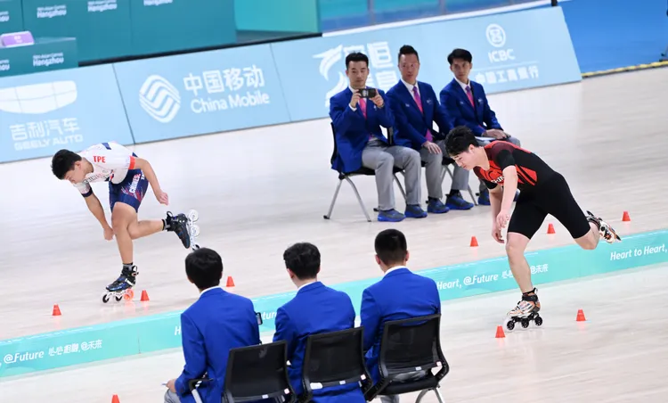 王宥鈞（左）與中國張顥。新華社