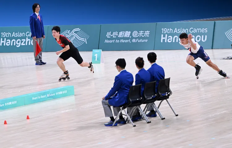 王宥鈞（右）與中國張顥爭金。新華社新華社