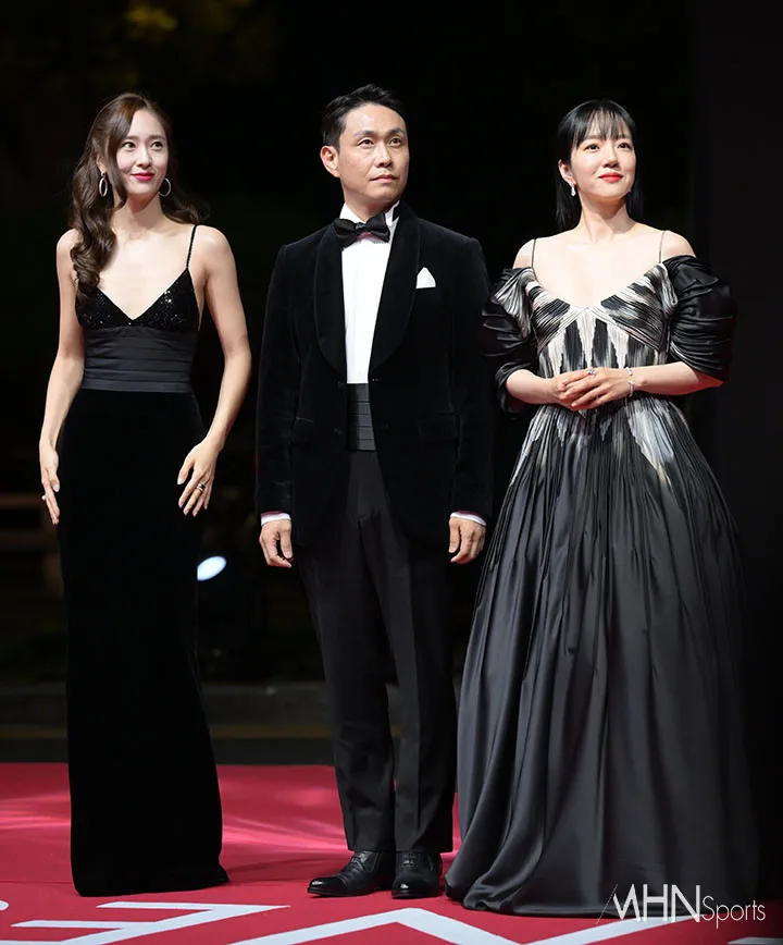 《誆世巨作：蜘蛛窩新宇宙》主演鄭秀晶（左）、吳正世、林秀晶攜手走紅毯。翻攝MHN Sports