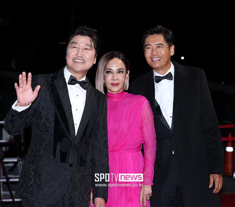 周潤發（右起）帶老婆走紅毯，與東道主宋康昊合影。翻攝SPOTV news