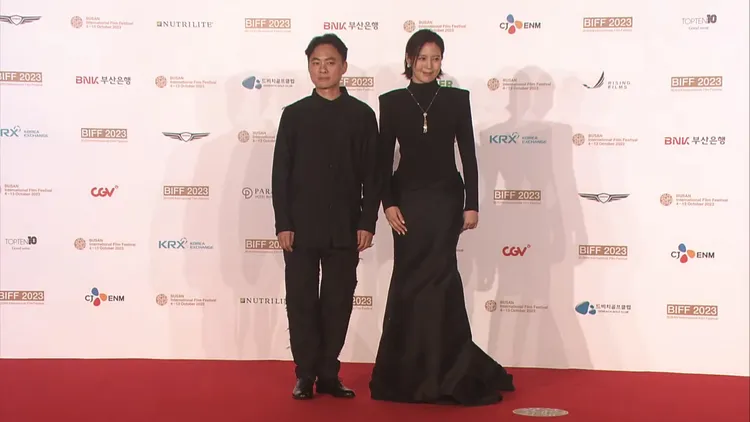 《莎莉》導演練建宏（左）、女主角劉品言代表台灣參加釜山影展。翻攝釜山影展YouTube