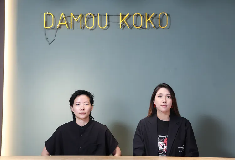 職人劇《人選之人－造浪者》除了對政壇投下意外震撼彈外，也引發台灣各界對權勢、職場性騷擾議題關
注，編劇簡莉穎（左）、厭世姬（右）表示，是天時地利人和，是無數勇敢的人站出來後促成效應，她們
也感受到戲劇、娛樂產品帶來的影響力。中央社