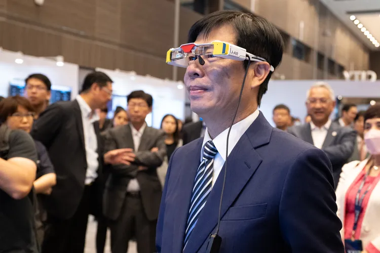 高雄市長陳其邁參觀鴻海科技日。鴻海提供