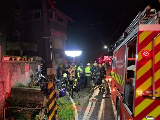 淡水透天厝火警 11人吸到浓烟送医