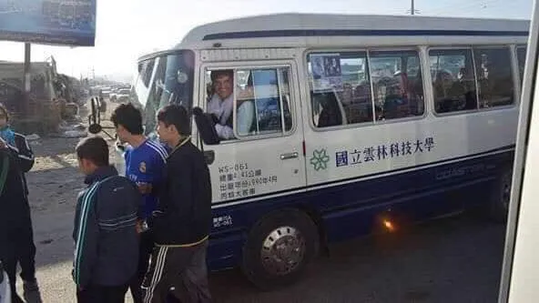 疑似雲林科大交通車流出到國外，翻攝自臉書爆廢公社