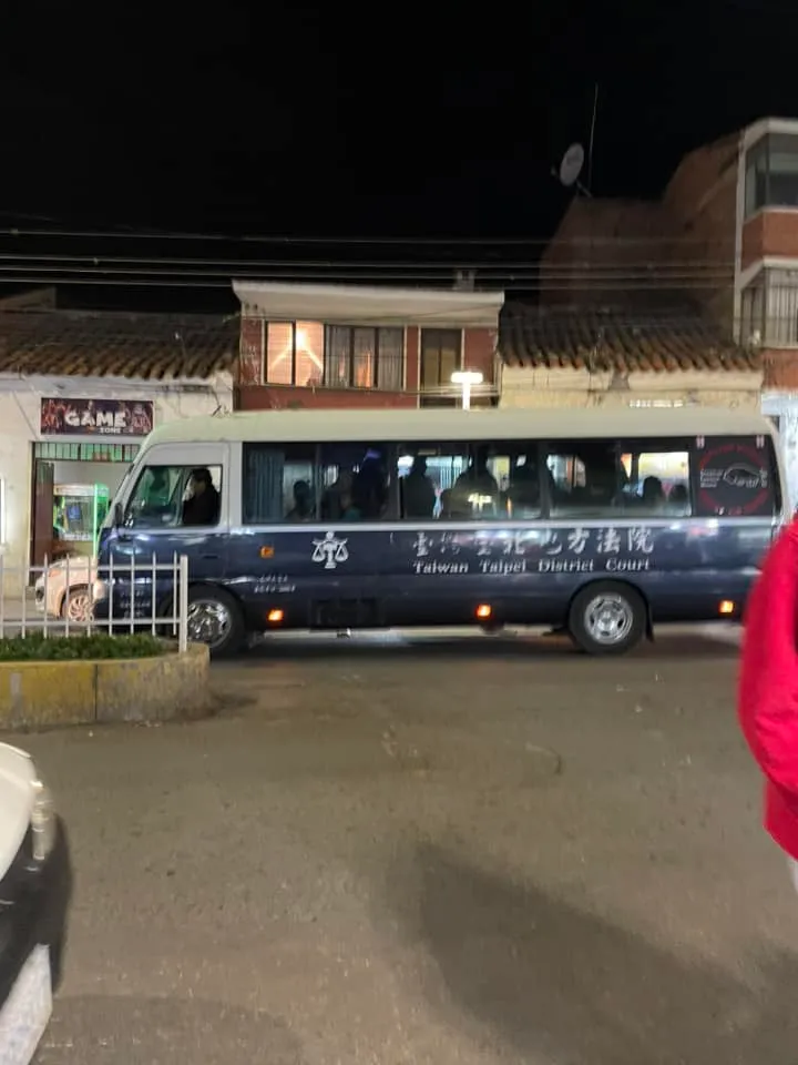 女網友笑說，直覺這輛巴士車上的人都有罪。翻攝自臉書「融融歷險記 Ben’s Adventure」