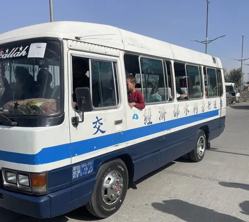 阿富汗驚見「水利署」巴士 玻利維亞這輛車乘客都有罪