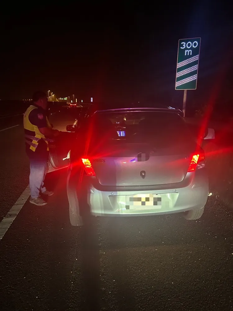 警方協助轎車回歸「正」途，護送下國道。警方提供