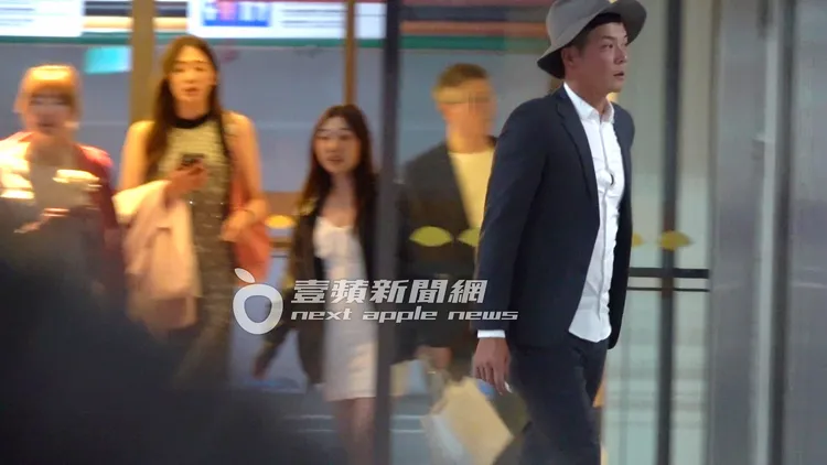 姚元浩頭戴牛仔帽，身穿白襯衫，搭配西裝外套，率先走出察看有無異狀。特勤中心攝