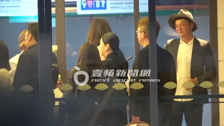 姚元浩（右）偷瞄王心恬身影，露出一抹神秘微笑。特勤中心攝