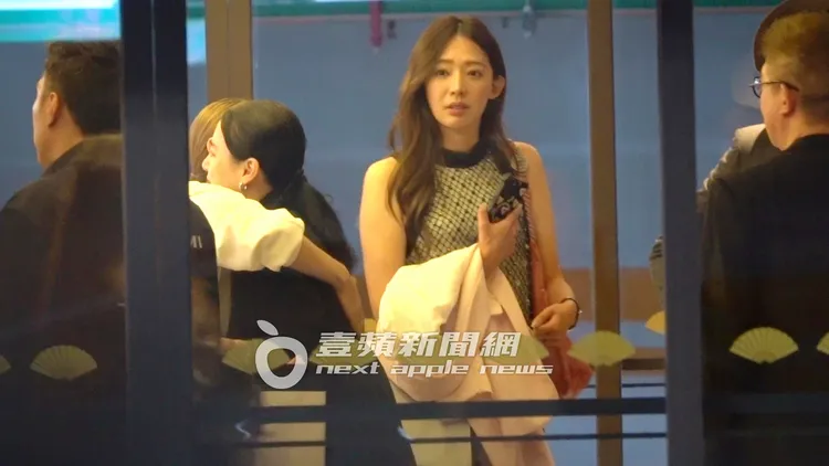 王心恬身穿無袖套裝露出香肩美背。特勤中心攝