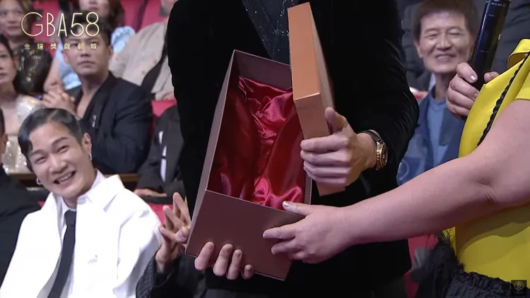 結果是一個「金鐘獎獎座的盒子」。翻攝YouTube頻道「金鐘獎 Golden Bell Awards」