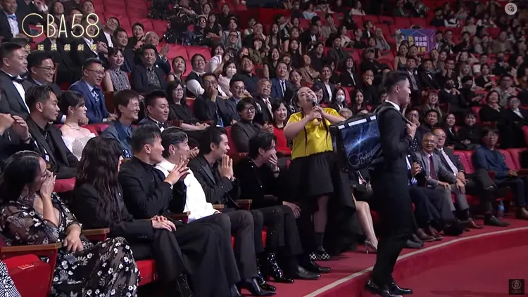 鍾欣凌到台下訪問入圍者，到了最後一位吳慷仁時突喊：「慷仁哥你有外送！」。翻攝YouTube頻道「金鐘獎 Golden Bell Awards」