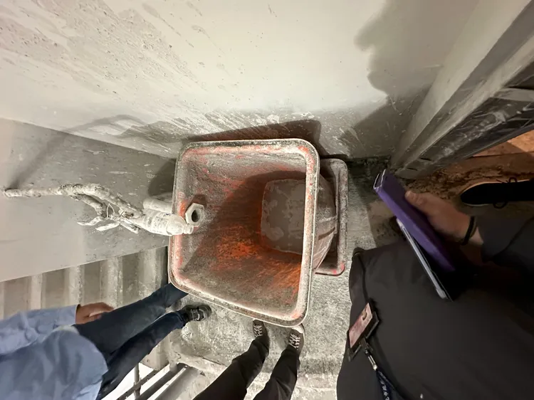 捷運共構工程清洗油漆器具後殘留廢水，並未妥善處理。環保局提供