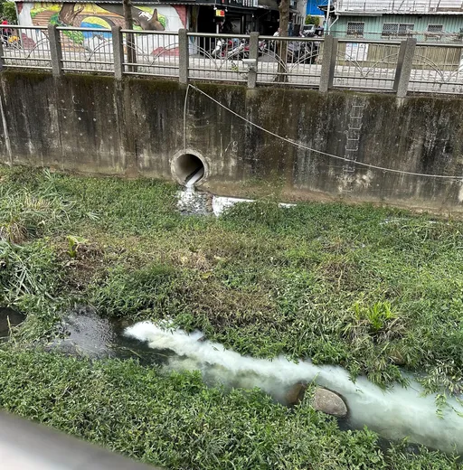 中和藤寮坑沟惨变「白龙」 捷运共构工程粉刷墙面废水惹祸