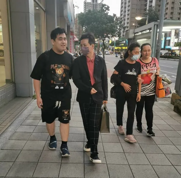 下課後，陳凱倫（右）和視障「街頭藝人」相偕搭捷運。陳凱倫提供