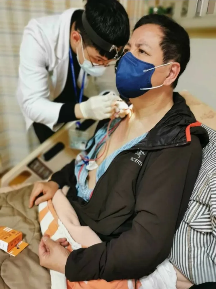 陳凱倫去年12月動完手術後，由住院醫師為他的傷口換藥包紮。陳凱倫提