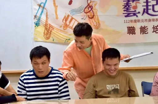 陈凯伦撑病体为街头艺人上课　一起步行搭捷运「好幸福好幸运」