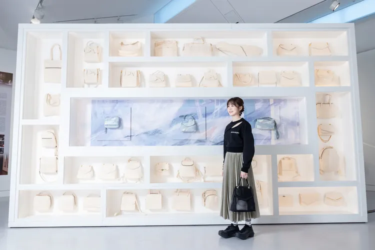 獲英國凱特（Kate）王妃青睞、發源自台灣的品牌Grace Han創辦人王思涵（Grace）視打造皮包為藝術創作，她近日以新作參加「倫敦亞洲藝術展」，同時呈現畫家母親王陳靜文的生前畫作。Grace Han提供