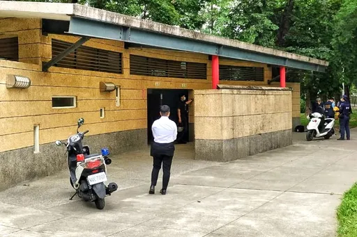 公園公廁反鎖無人應　警破門赫見街友陳屍