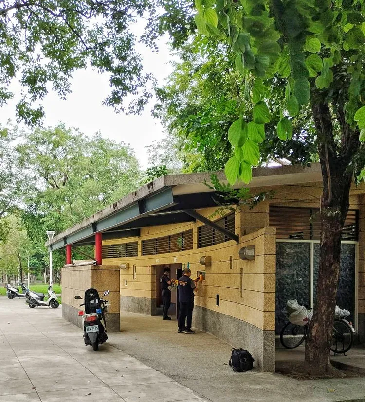 員警拉起封鎖線，展開後續調查釐清死因。警方提供