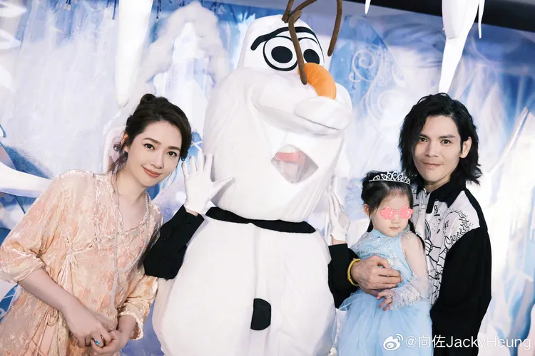 向佐（右）和郭碧婷（左）剛為女兒Cora辦生日趴。翻攝向佐微博