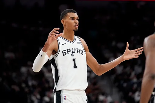 NBA怪物新人文班亞馬首秀震撼教育！慘被東契奇大三元上課　馬刺還吞敗