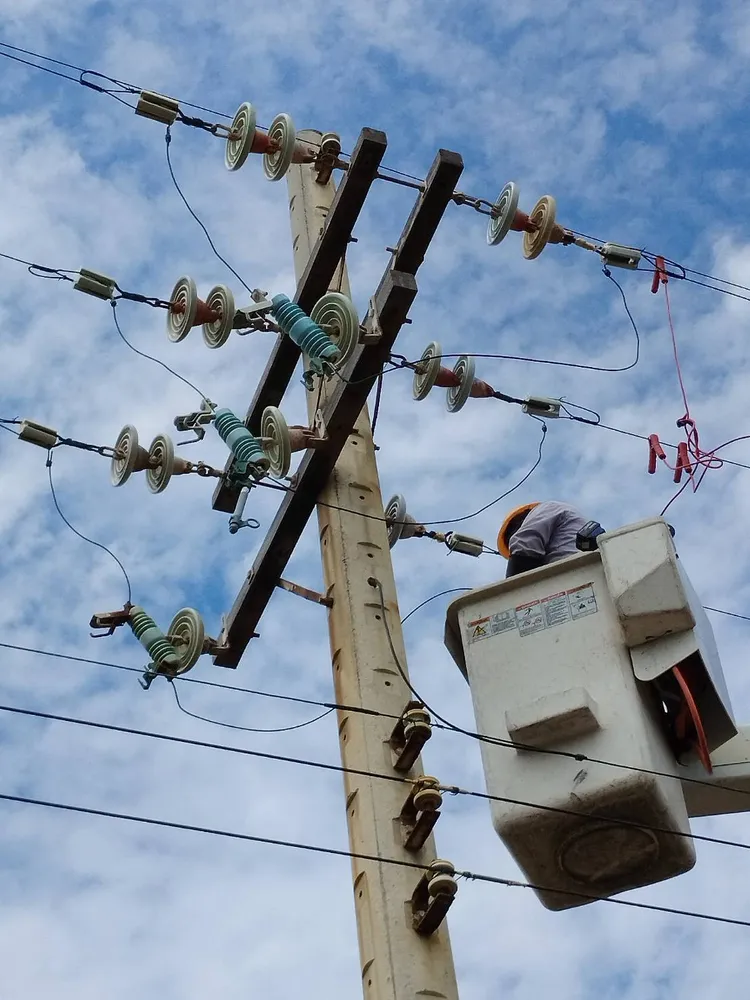 台電雲林區處搶修台西地區電力。台電提供