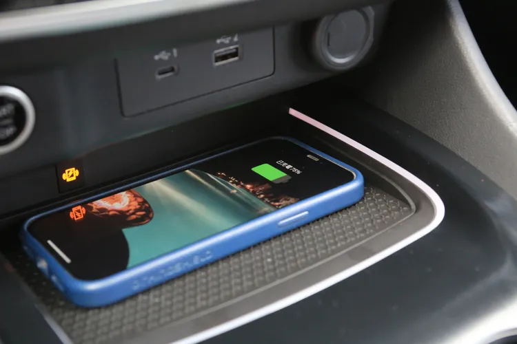 中高階車款在中控台下方配備無線手機充電面板。林浩昇攝