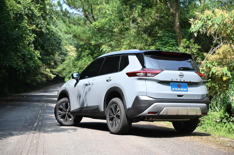 X-TRAIL輕油電全車系都搭配18吋的雙色輪圈，立體尾燈組之間的尾門區域，則以置中的X-TRAIL銘牌帶來時下趨勢的設計美學。林浩昇攝