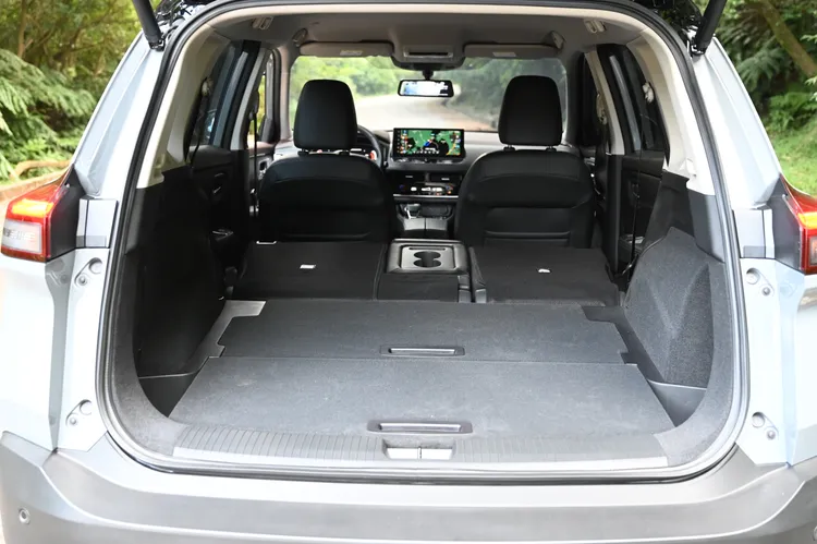 行李廂空間平整且方正，容積也具有一定水準，底板也可豎立成為行李擋板，中階車型以上配足踢感應電動尾門。林浩昇攝