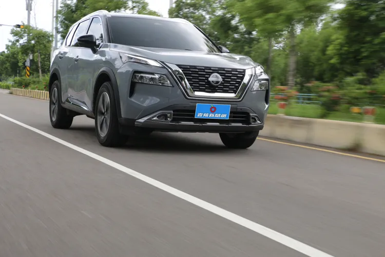 實際駕馭X-Trail輕油電除了起步幾乎感受不到的動力空窗，轉速爬升過程卻是相當從容線性，同時也提供不俗的低轉速扭力揮灑。林浩昇攝