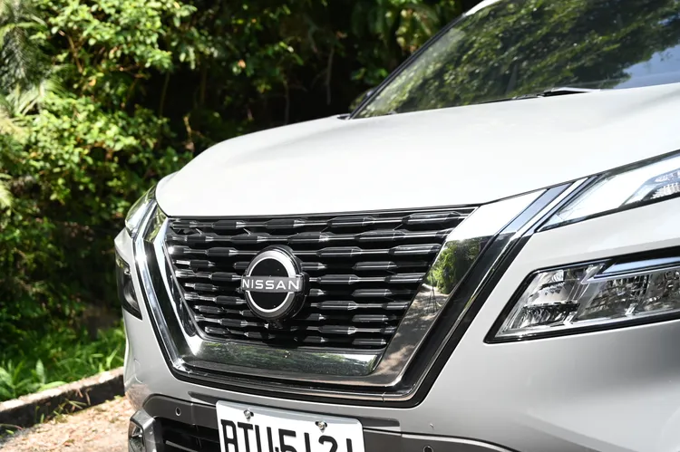 醒目的V字形鍍鉻水箱護罩，結合左右兩旁的雙層式LED頭燈，塑造出日式都會科技風格的大器感受。林浩昇攝