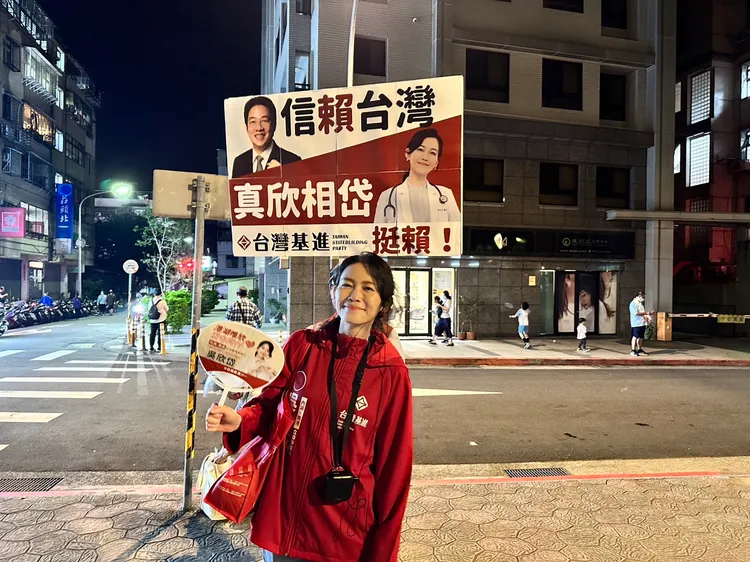 吳欣岱在活動後仍留在現場，且手舉牌還大大放上著賴清德的照片。潘袁詩羽攝