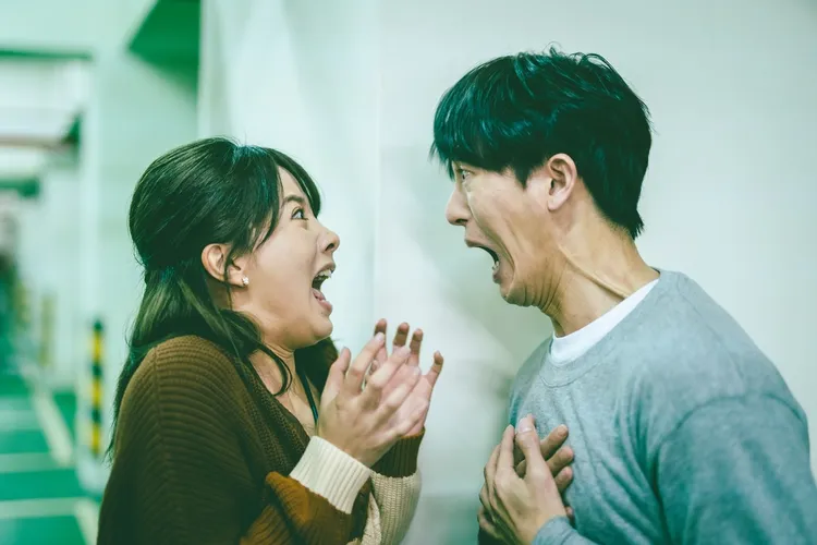 邱昊奇（右）和王上菲表情浮誇。緯來提供